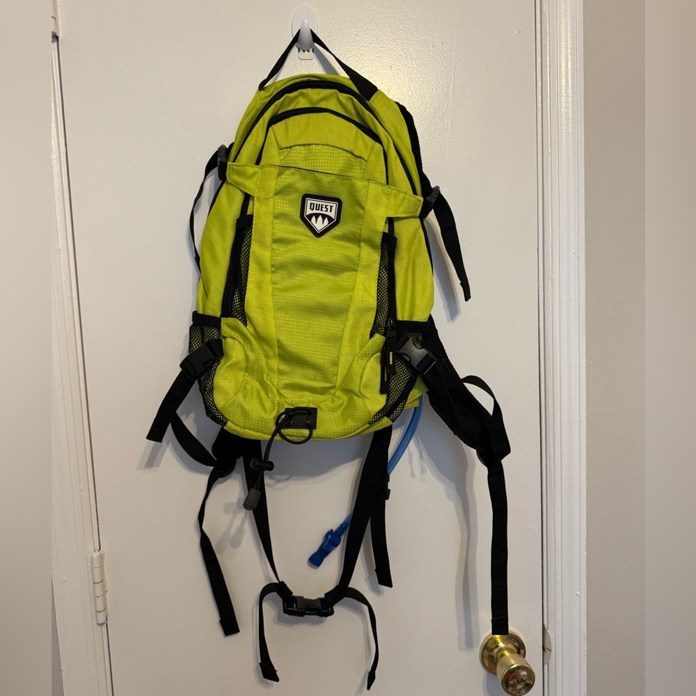 Quest Hydration Pack Backpack 2 Liter yellow Bag Hiking Pockets Water Bladder